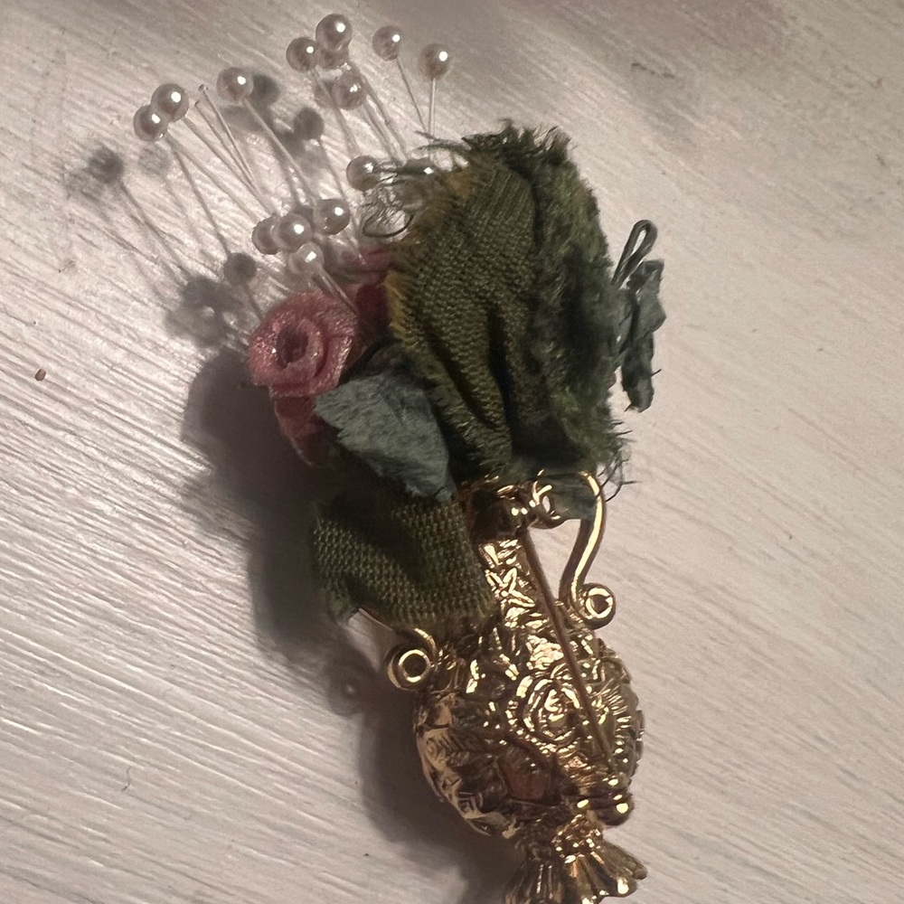 3D flower vase gold vintage brooch